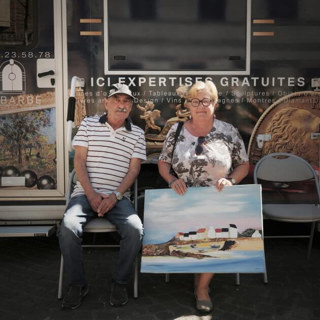 Liliane et Didier, venus faire expertiser une toile lors du passage de l’« Expertibus » à Grenade (Haute-Garonne), le 3 mai 2023.