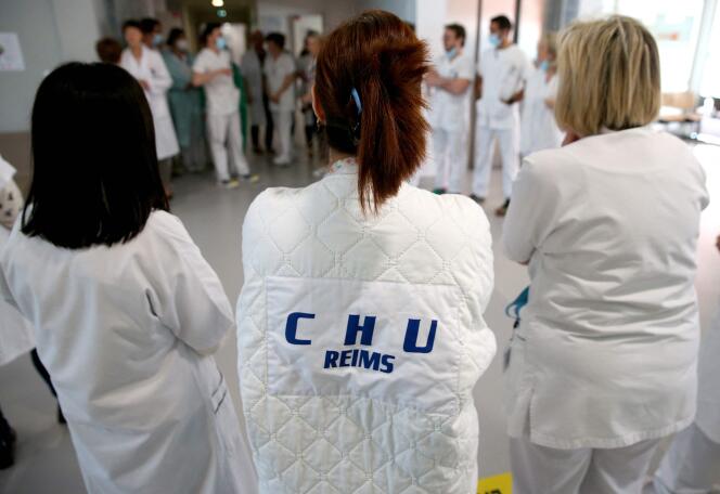 Le personnel médical du CHU de Reims (Marne) observe une minute de silence, le 24 mai 2023. 