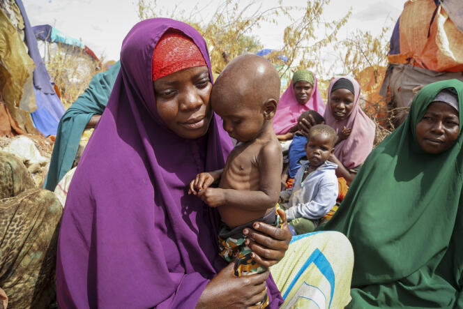 Une femme et son enfant qui souffre de malnutrition, dans un camp pour déplacés, à la périphérie de Mogadiscio, le 30 juin 2022.