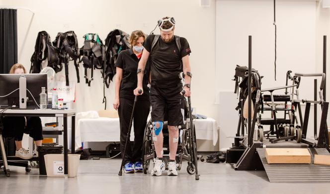 Gert-Jan, à l’hôpital de l’université de Lausanne (Suisse), le 2 mars 2023. Ce patient, devenu tétraplégique à la suite d’un accident, teste l’interface cerveau-machine pour se déplacer.