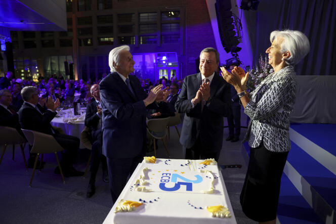La présidente de la BCE, Christine Lagarde, avec deux de ses prédécesseurs, Jean-Claude Trichet (à gauche) et Mario Draghi (au centre) réunis autour du gâteau d’anniversaire célébrant les 25 ans de l’institution monétaire, à Francfort, le 24 mai 2023