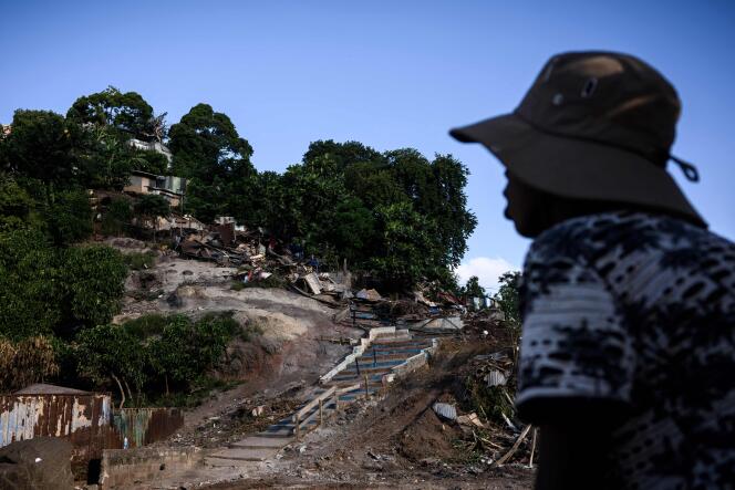 Un jeune homme en face des bâtiments démolis dans le bidonville du quartier Talus 2, à Koungou, lors de l’opération Wuambushu, sur l’île française de Mayotte, le 23 mai 2023.