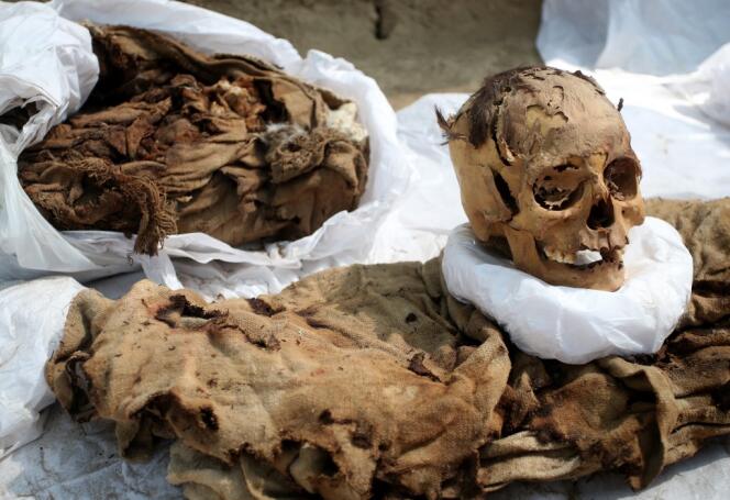 El cráneo y la vestimenta de una momia de unos mil años encontrados en el sitio arqueológico de Cajamarquilla, cerca de Lima (Perú), el 26 de abril de 2023. 