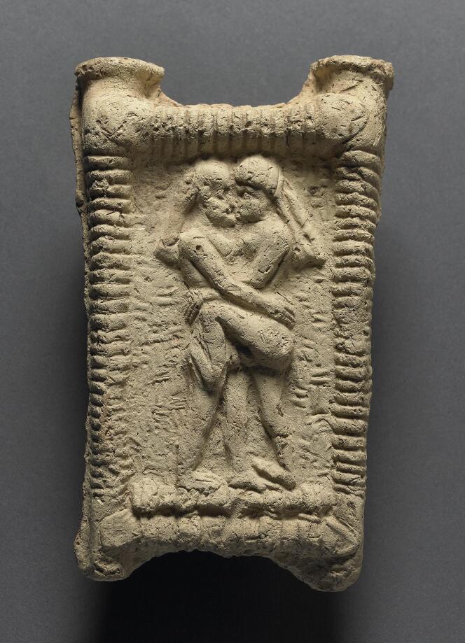 Copie d’une représentation en argile datant de 1800 av. J.-C. de la civilisation babylonienne. Ce couple s’embrassant, engagé dans un rapport sexuel, symbolise peut-être un « mariage sacré ».