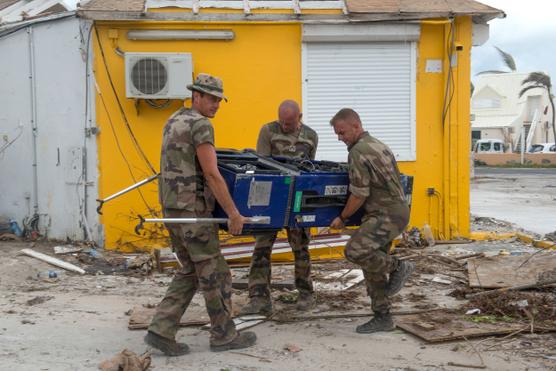 Soldados franceses limpian escombros en el Hospital Concordia en la isla caribeña de San Martín después del paso del huracán Irma el 27 de septiembre de 2017.