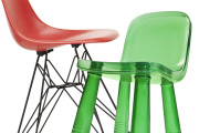 De gauche à droite : chaise Série 7, designée par Arne Jacobsen (Fritz Hansen, 1955) et Sparkling Chair, de Marcel Wanders (Magis, 2010).