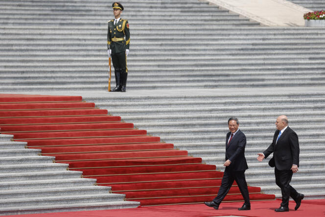Le premier ministre chinois, Li Qiang, et son homologue russe, Mikhaïl Michoustine, à Pékin, le 24 mai 2023.