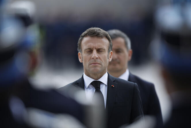Emmanuel Macron durante una ceremonia de homenaje a tres policías que murieron en un accidente automovilístico, en la escuela de policía nacional de Roubaix, en el norte de Francia, el jueves 25 de mayo de 2023.