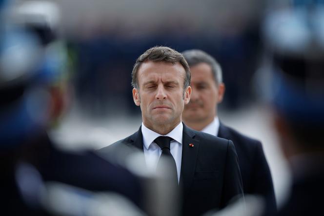 Emmanuel Macron durante una ceremonia de homenaje a los tres policías asesinados por un conductor, en la escuela de policía nacional en Roubaix (Norte), el jueves 25 de mayo de 2023.