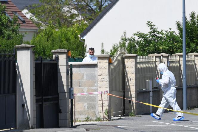 Oficiales forenses en la entrada de la casa donde se encontraron los cuerpos de una mujer y dos niños, en Dreux, 25 de mayo de 2023.
