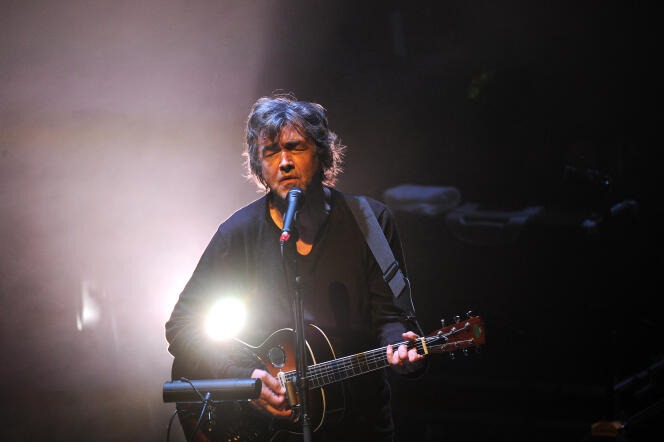 El cantante y compositor francés Jean-Louis Murat se presenta en el escenario durante el festival de música Francofolies en La Rochelle el 14 de julio de 2014.