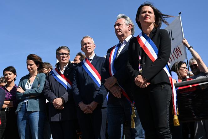 L’ancienne ministre  Najat Vallaud-Belkacem , la secrétaire nationale d’Europe-Ecologie-Les Verts (EELV) Marine Tondelier , le premier secrétaire du Parti socialiste (PS) et député Olivier Faure , Le député PS Guillaume Garot et la maire de Nantes Johanna Rolland écoutent un discours avant la marche de soutien à l’ancien maire de Saint-Brevin Yannick Morez France, le 24 mai 2023. 