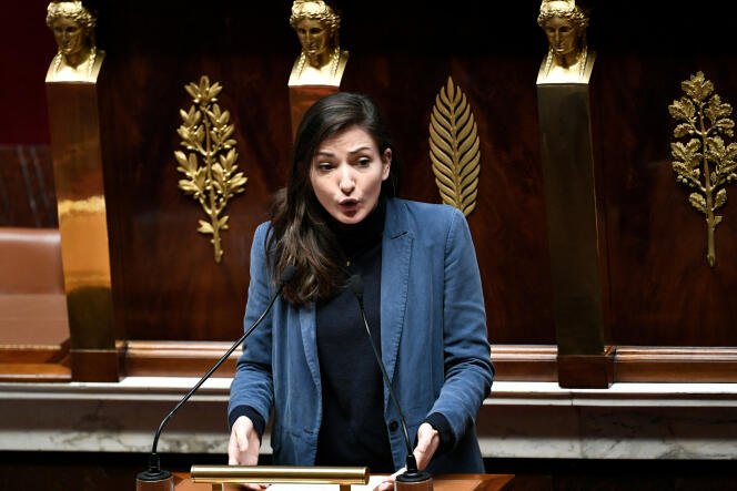 La diputada de la EELV Marie-Charlotte Garin (Rhône), durante una sesión dedicada a las propuestas legislativas del grupo parlamentario RN, en la Asamblea Nacional, el 12 de enero de 2023.