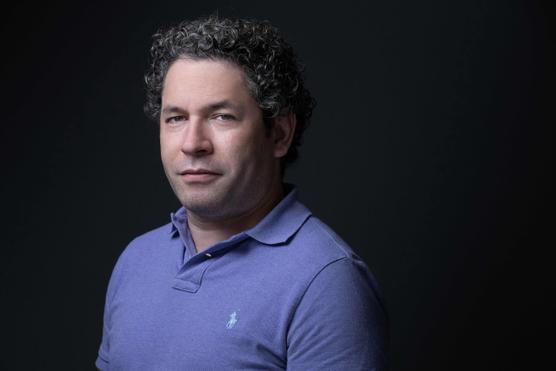 El director venezolano y director musical de la Ópera de París, Gustavo Dudamel, posa durante una sesión fotográfica en la Ópera de la Bastilla en París el 1 de septiembre de 2022.