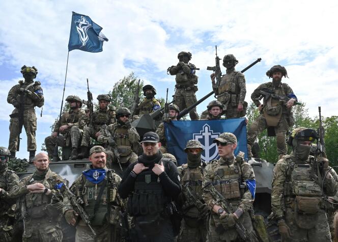 El fundador del Cuerpo de Voluntarios Rusos, Denis (centro), conocido como 'Rex Blanco', rodeado de combatientes con ropa de camuflaje, durante una rueda de prensa en el norte de Ucrania, no lejos de la frontera con Rusia, el 24 de mayo de 2023.