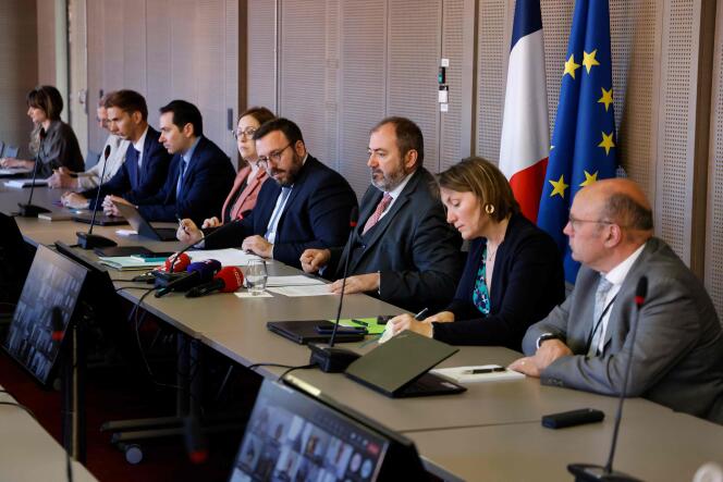 Durante una reunión de profesionales de la salud, con el Ministro de Salud, François Braun (tercero por la derecha), en París, el jueves 25 de mayo.