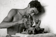 Roger Capron façonnant une pièce en 1947.