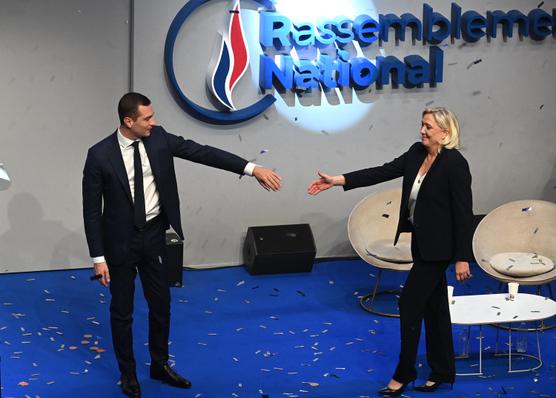 Jordan Bardella se unió en el escenario a Marine Le Pen, exdirigente del partido y actual presidenta de los diputados de RN en la Asamblea, durante el 18º congreso del Rally Nacional, en París, el 5 de noviembre de 2022.