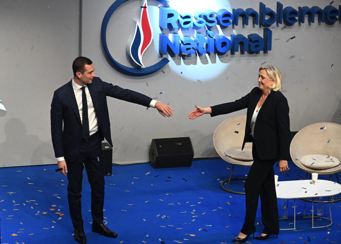 Jordan Bardella se unió en el escenario a Marine Le Pen, exdirigente del partido y actual presidenta de los diputados de RN en la Asamblea, durante el 18º congreso del Rally Nacional, en París, el 5 de noviembre de 2022. 