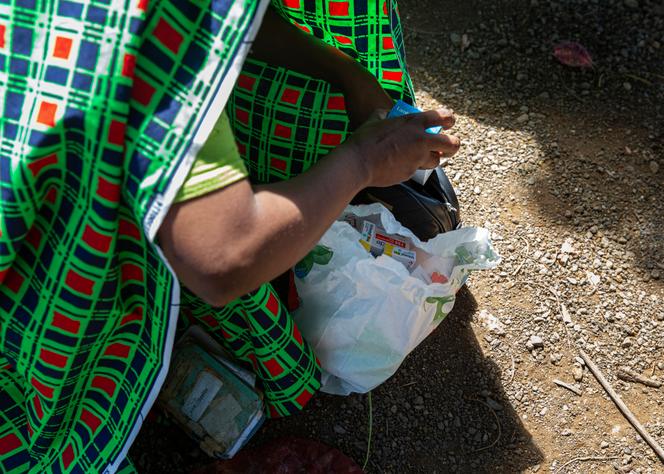 Kamladi, una mujer comorana, guarda discretamente los medicamentos que acaba de recoger para sus hijos en la farmacia del hospital de Mamoudzou, en Mayotte, el 26 de mayo de 2023. 
