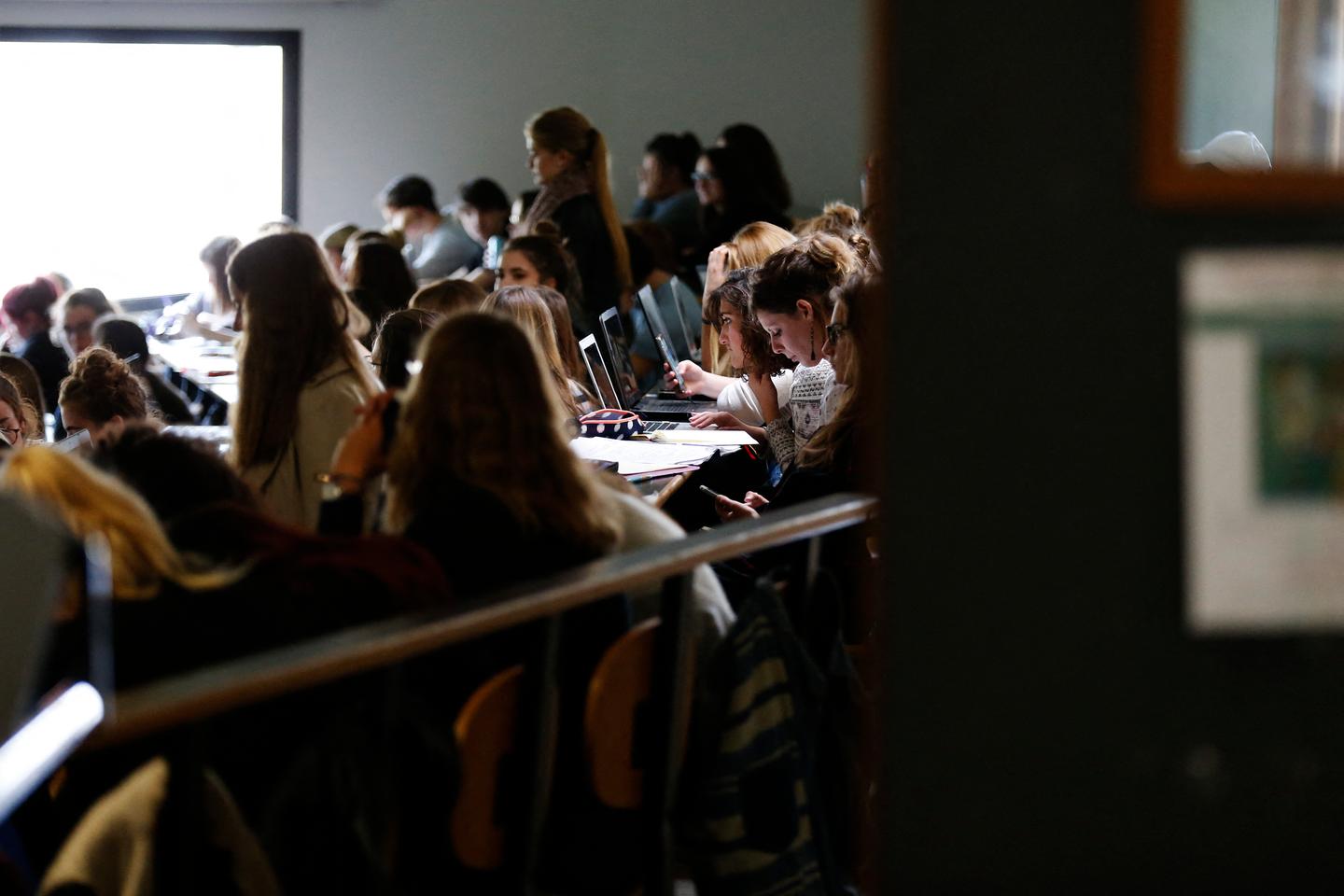 « En première année de droit, la gestion des nombreux étudiants pompe les moyens matériels alors que les amphis se vident au fur et à mesure de l’année »