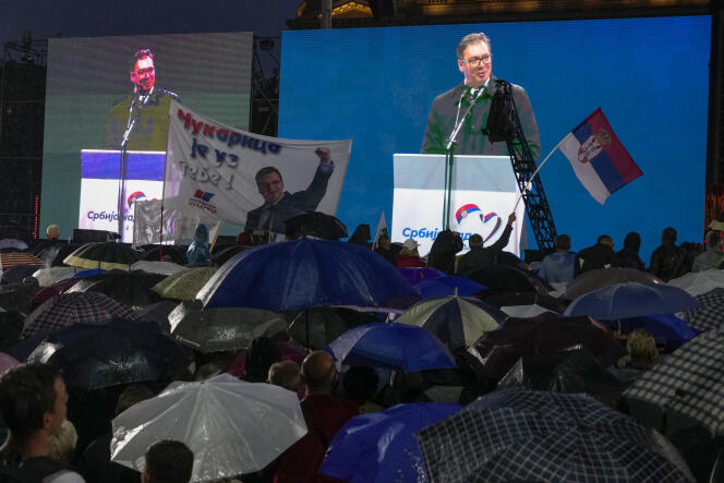 2023 年 5 月 26 日，塞尔维亚总统亚历山大·武契奇在贝尔格莱德举行的支持权力的大型集会上登台。 