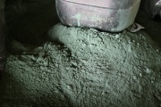 De la poudre de cobalt brut, dans une usine de transformation, à Lubumbashi, en République démocratique du Congo, en février 2018.