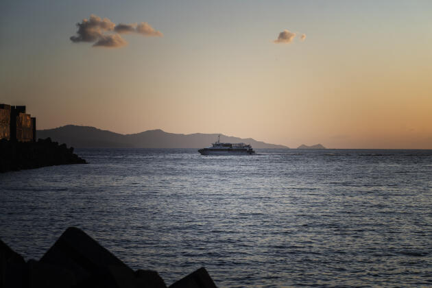 Un ferry avec des passagers expulsés dans le cadre de l’opération « Wuambushu » entrant dans le port de Mutsamudu, sur l’île d’Anjouan, aux Comores, le 24 mai 2023.