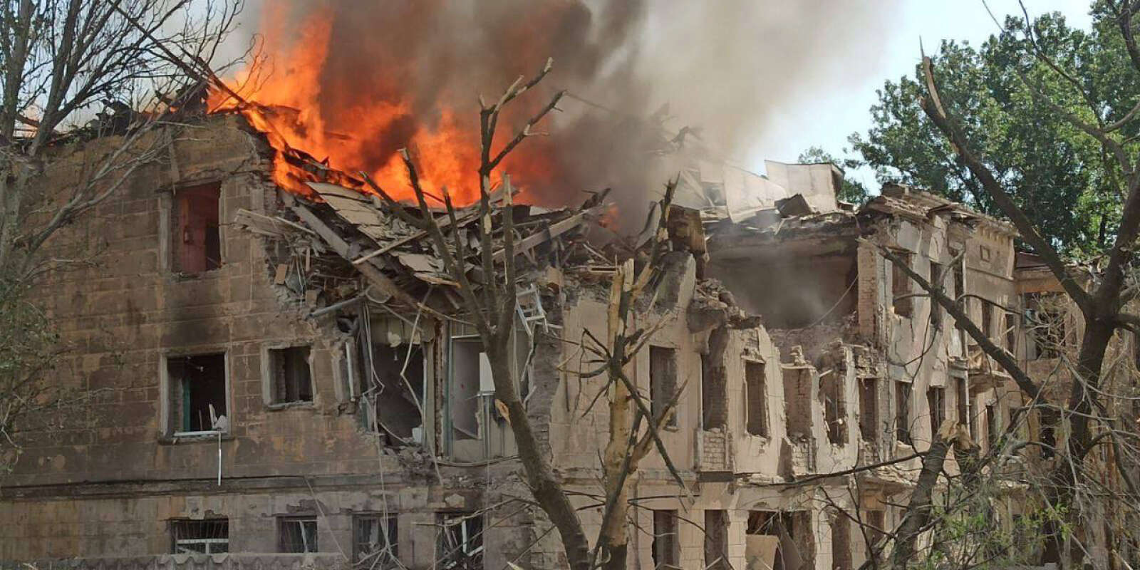 Une image, diffusée le 26 mai 2023 par le gouverneur de l’oblast de Dnipropetrovsk, montrant le bâtiment d’une clinique de Dnipro partiellement détruit.

