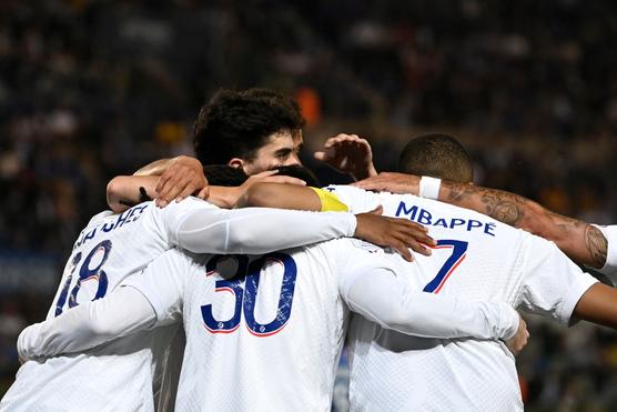 Lionel Messi (centro), Kylian Mbappé (izquierda) y sus compañeros celebran el gol del argentino durante el partido de la Ligue 1 contra el Estrasburgo, en el estadio La Meinau, el 27 de mayo de 2023.