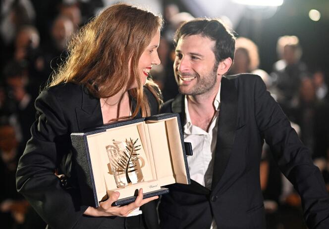 Justine Triet poseert met de co-scenarist van de film, Arthur Harari, na het winnen van de Palme d'Or in Cannes, 27 mei 2023. 
