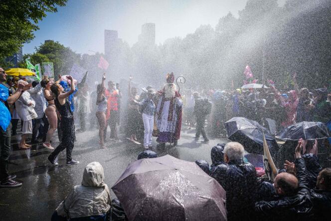 Los manifestantes de Extinction Rebellion se enfrentan a un cañón de agua, en La Haya, el sábado 27 de mayo de 2023.  