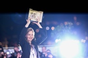 La réalisatrice Justine Triet pose avec sa Palme d’or, obtenue à Cannes pour « Anatomie d’une chute », le 27 mai 2023.