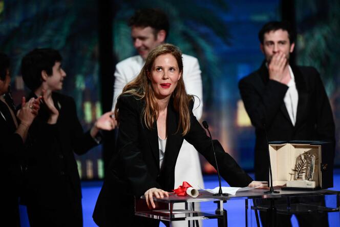 La réalisatrice française Justine Triet, lors de la remise de la Palme d’or pour le film « Anatomie d’une chute ». Cérémonie de clôture de la 76e édition du Festival de Cannes, le 27 mai 2023. 