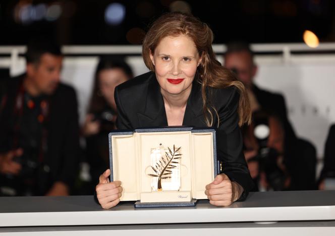 Justine Triet pose avec la Palme d’or obtenue pour son film « Anatomie d’une chute », à Cannes, le 27 mai 2023.