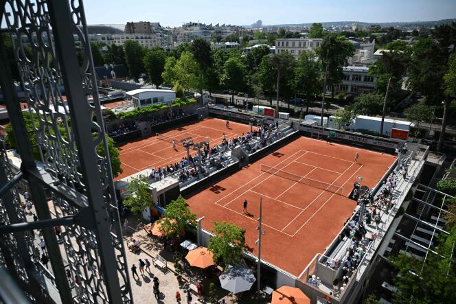 Zawodnicy biorą udział w treningu na Roland-Garros w Paryżu, 27 maja 2023 r. 