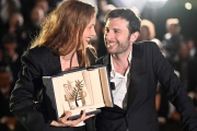 Justine Triet pose avec le coscénariste du film, Arthur Harari après avoir remporté la Palme d’or à Cannes, le 27 mai 2023. 