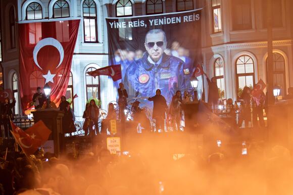 Des partisans de Recep Tayyip Erdogan célèbrent sa victoire, dimanche 28 mai à Istanbul.