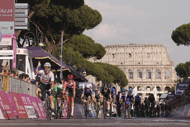 Mark Cavendish celebrates his victory on the last stage of the Giro d'Italia, in Rome, Sunday May 28, 2023. 