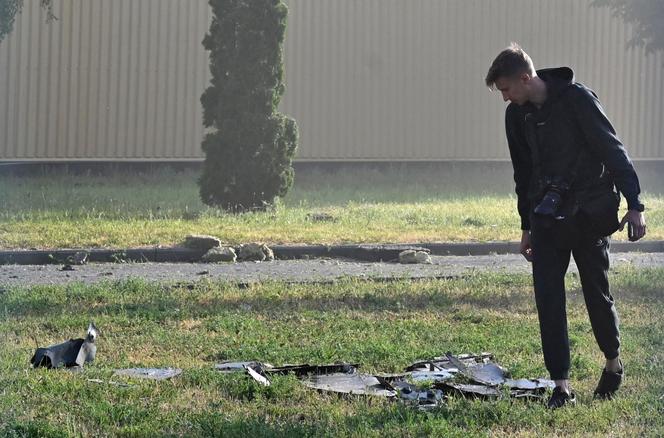 Un expert examine les restes d’un drone, dans une installation industrielle, à la suite d’une attaque massive de drones russes visant principalement la capitale ukrainienne, Kiev, le 28 mai 2023.