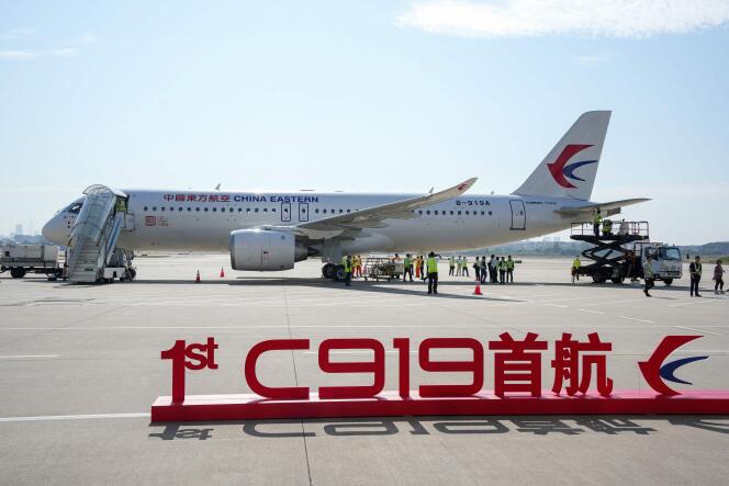 Le premier avion de ligne chinois C919 avant son premier vol commercial entre Shanghaï et Pékin, à l’aéroport Hongqiao de Shanghaï, le 28 mai 2023.