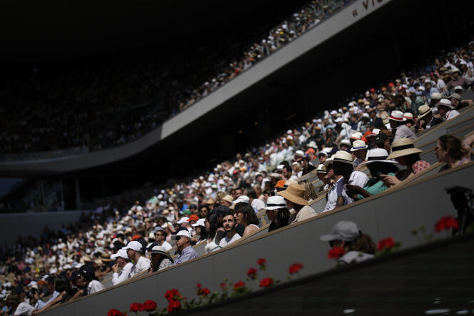 Los espectadores asistieron a la victoria de Stefanos Tsitsipas el domingo 28 de mayo en la primera ronda de Roland-Garros 2023.