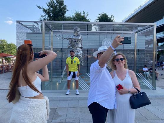 Espectadores frente a la escultura que representa a Rafael Nadal, en el estadio Roland-Garros, en París, el 29 de mayo de 2023.