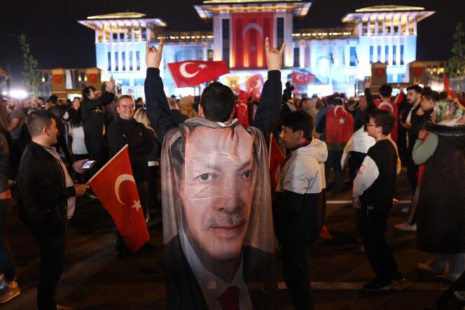 Los partidarios del presidente turco, Recep Tayyip Erdogan, celebran su reelección en Ankara la noche del 28 al 29 de mayo de 2023.