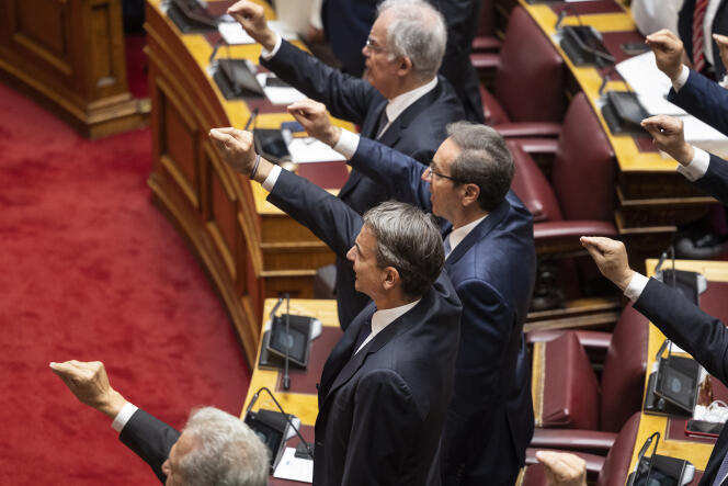 Kyriakos Mitsotakis (centro) durante la ceremonia de afirmación en el Parlamento, en Atenas, el 28 de mayo de 2023.