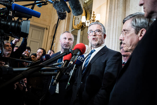 El presidente del grupo LIOT, Bertrand Pancher, rodeado de los diputados Laurent Panifous y Charles de Courson, en la Asamblea Nacional, en París, el 20 de marzo de 2023. 