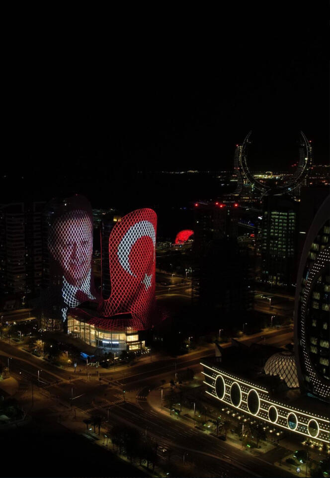 Las torres de Al-Jaber en Lusail (Qatar), decoradas para saludar la victoria de Recep Tayyip Erdogan en las elecciones presidenciales (captura de pantalla de Twitter), 28 de mayo de 2023.