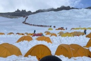  Le jeune alpiniste mexicain José Maria de los Santos vient de tenter l’ascension du plus haut sommet du monde : l’Everest (Népal).