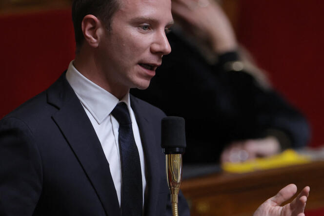 El diputado Les Républicains du Rhône Alexandre Vincendet durante una sesión de preguntas al gobierno en la Asamblea Nacional, en París, el 7 de marzo de 2023. 