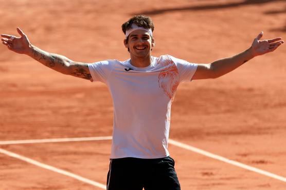 El brasileño Thiago Seyboth Wild tras su victoria sobre el ruso Daniil Medvedev en la primera ronda del abierto de tenis de Roland Garros en París el 30 de mayo de 2023.